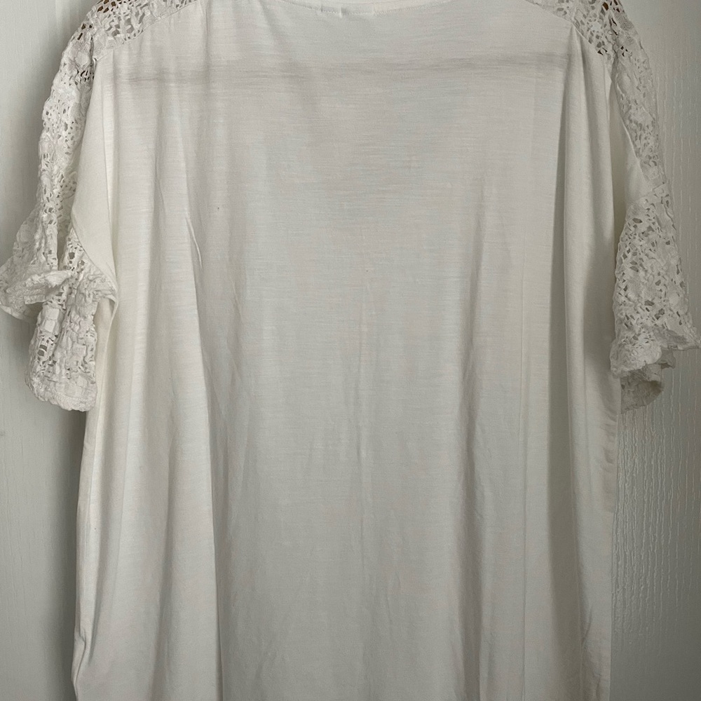 GAP short sleeve white vneck tee with eyelet detail Sz Large New